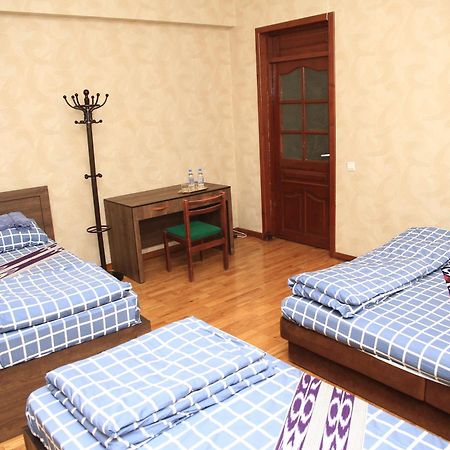 Yellow Hostel ドゥシャンベ エクステリア 写真