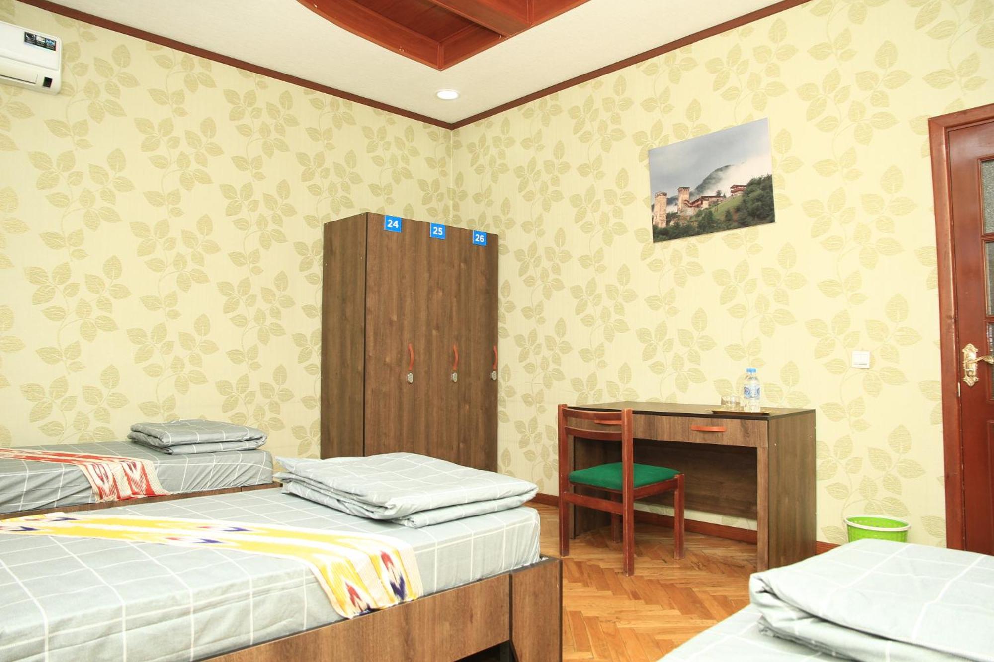Yellow Hostel ドゥシャンベ エクステリア 写真